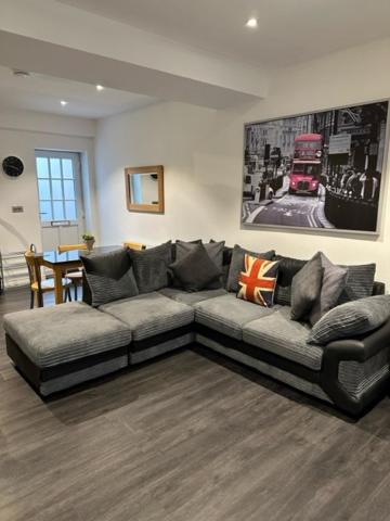 Stunning Flat With Parking Free Near Sutton Station Lejlighed Cheam Eksteriør billede