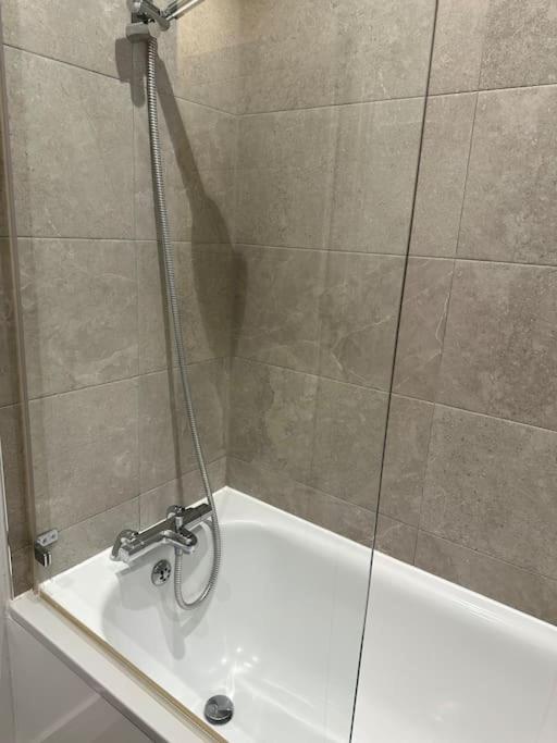 Stunning Flat With Parking Free Near Sutton Station Lejlighed Cheam Eksteriør billede