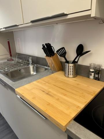 Stunning Flat With Parking Free Near Sutton Station Lejlighed Cheam Eksteriør billede