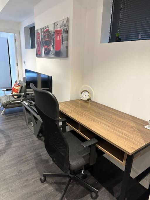 Stunning Flat With Parking Free Near Sutton Station Lejlighed Cheam Eksteriør billede