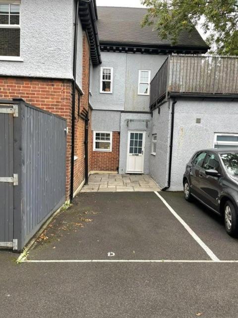 Stunning Flat With Parking Free Near Sutton Station Lejlighed Cheam Eksteriør billede